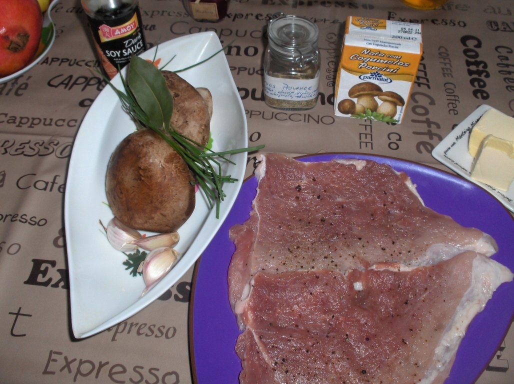 Bife de vitel în sos de smântânã