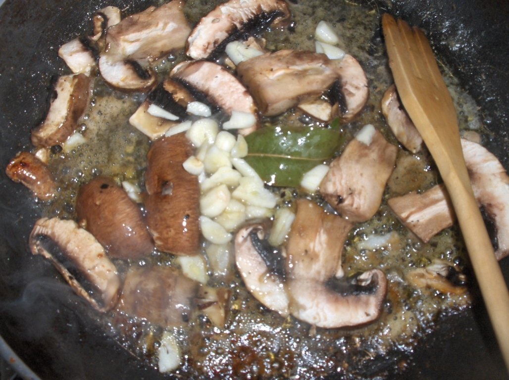 Bife de vitel în sos de smântânã