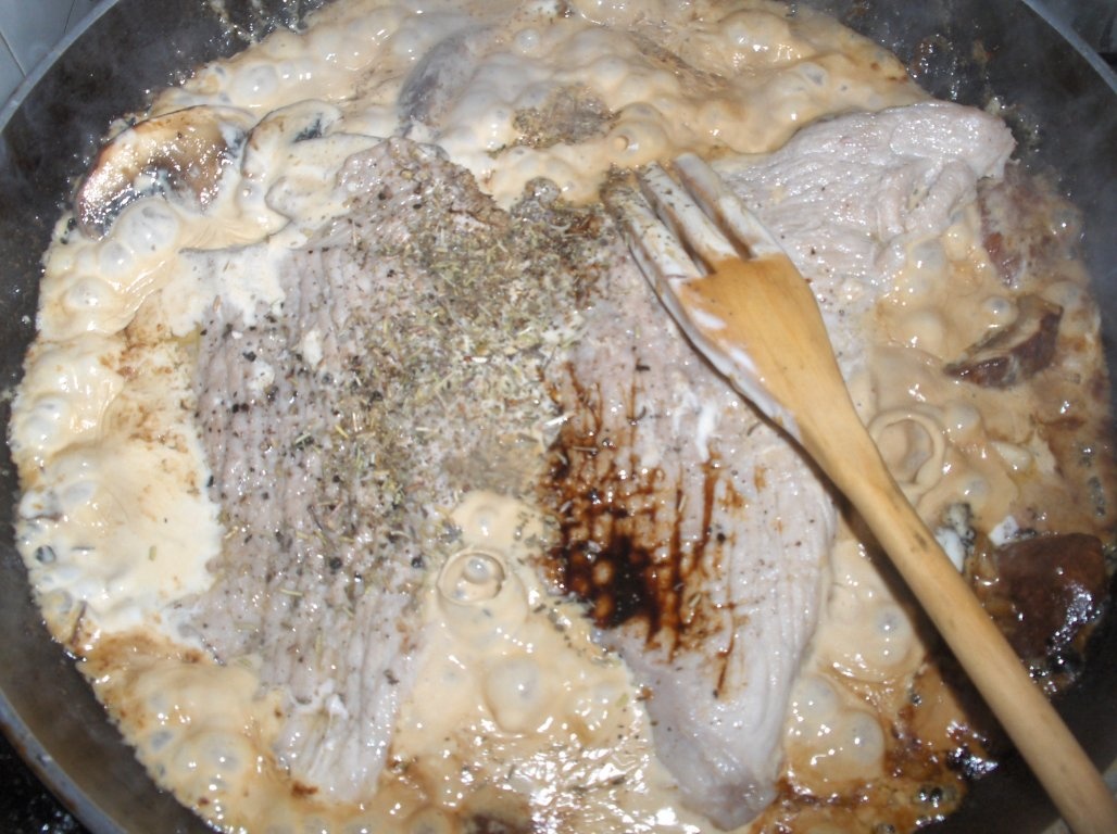 Bife de vitel în sos de smântânã