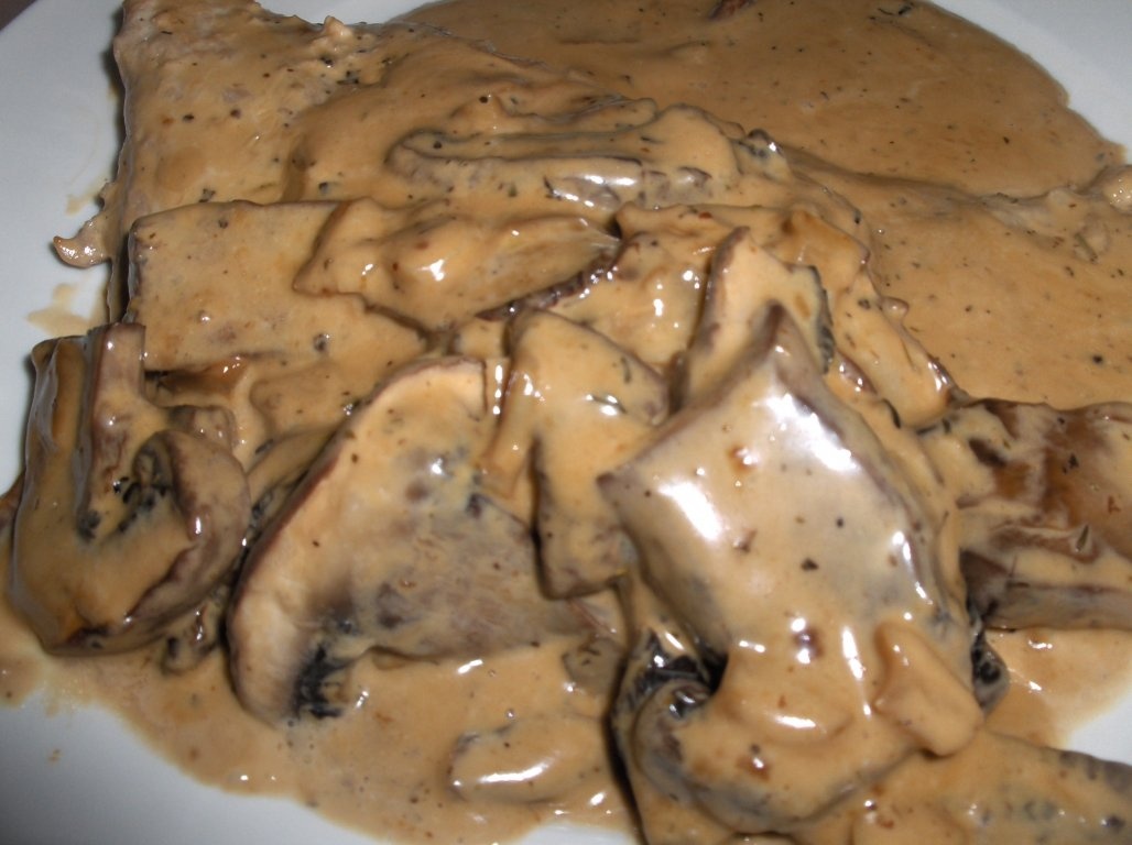 Bife de vitel în sos de smântânã
