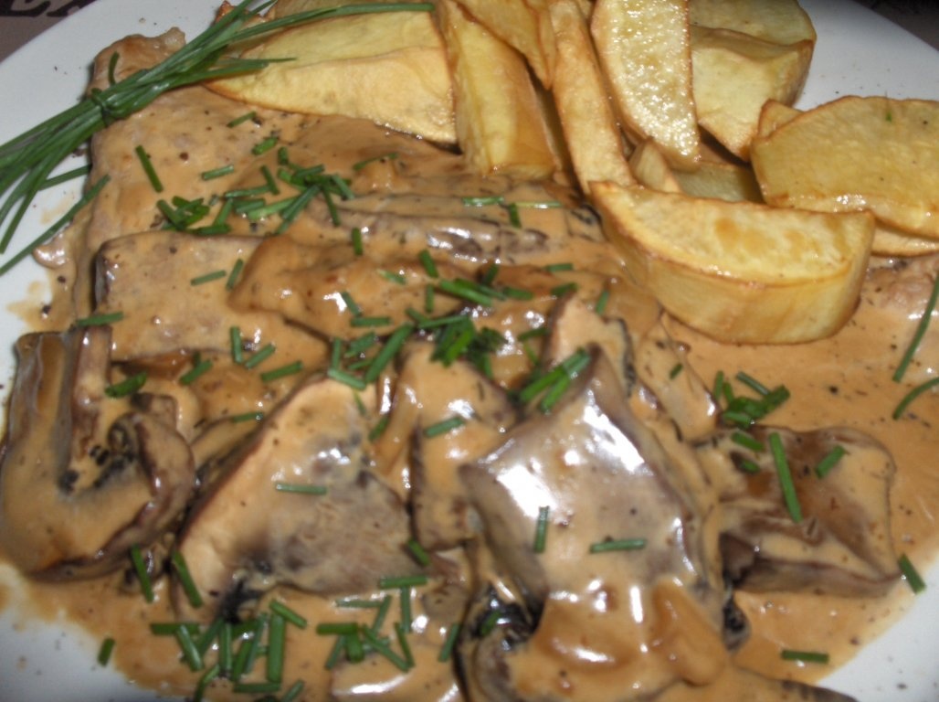 Bife de vitel în sos de smântânã