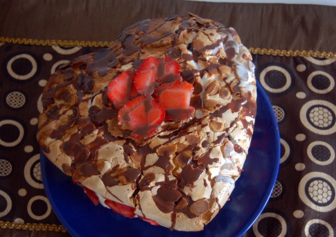 Tort meringue cu ciocolata si capsune