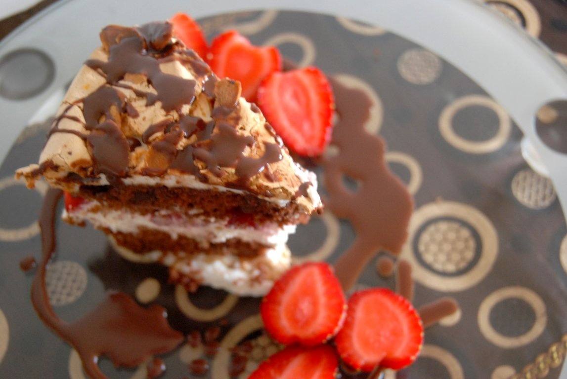 Tort meringue cu ciocolata si capsune