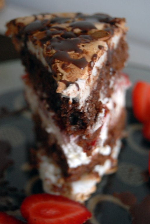 Tort meringue cu ciocolata si capsune