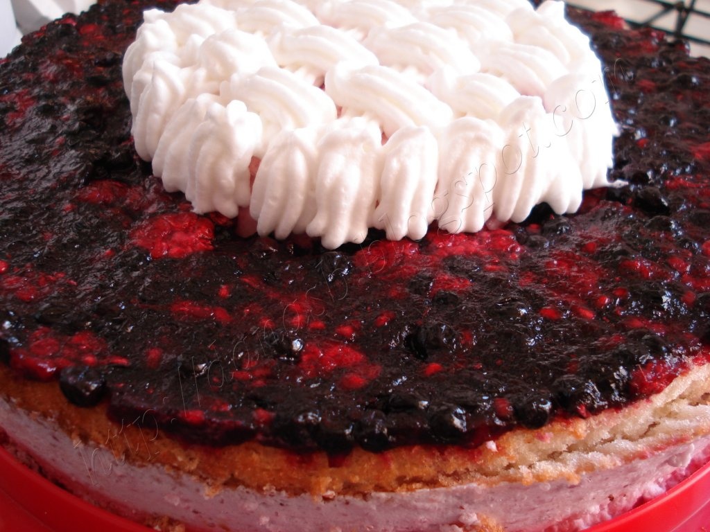 Tort cu Fructe de Padure