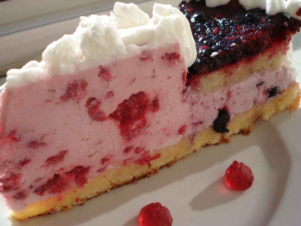 Tort cu Fructe de Padure