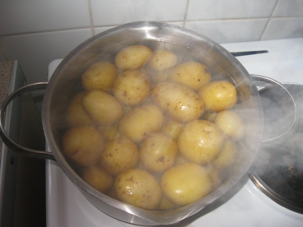 Ceafa la gratar cu cartofi noi