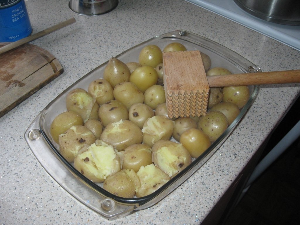 Ceafa la gratar cu cartofi noi