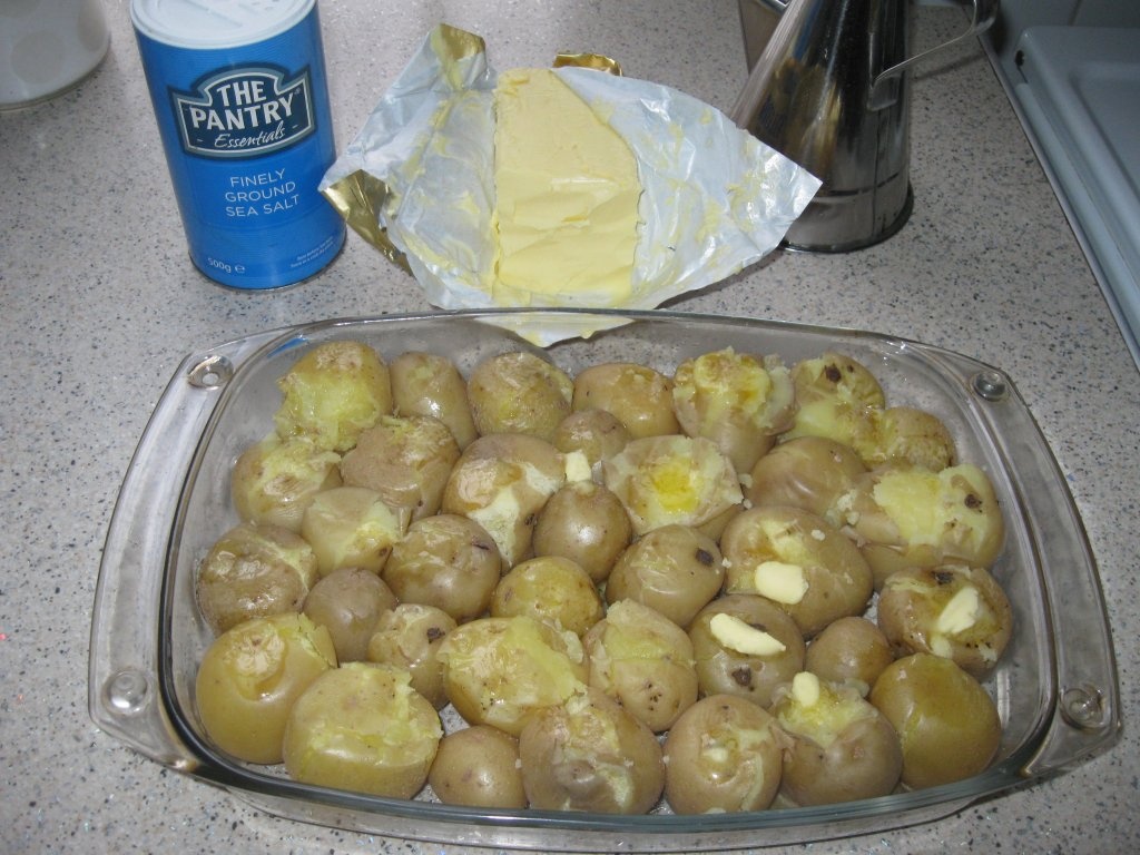 Ceafa la gratar cu cartofi noi