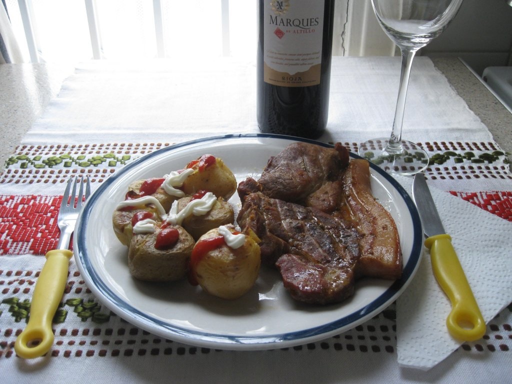 Ceafa la gratar cu cartofi noi