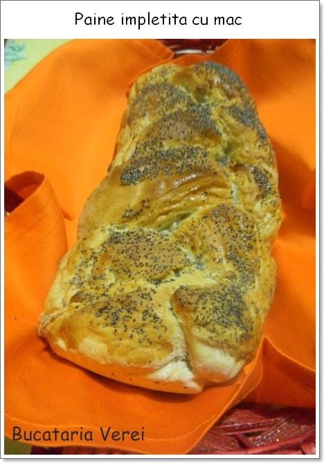 Paine impletita cu mac