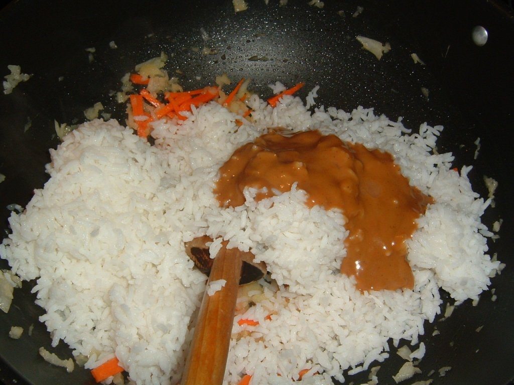 Orez in stil indonezian cu sos de arahide