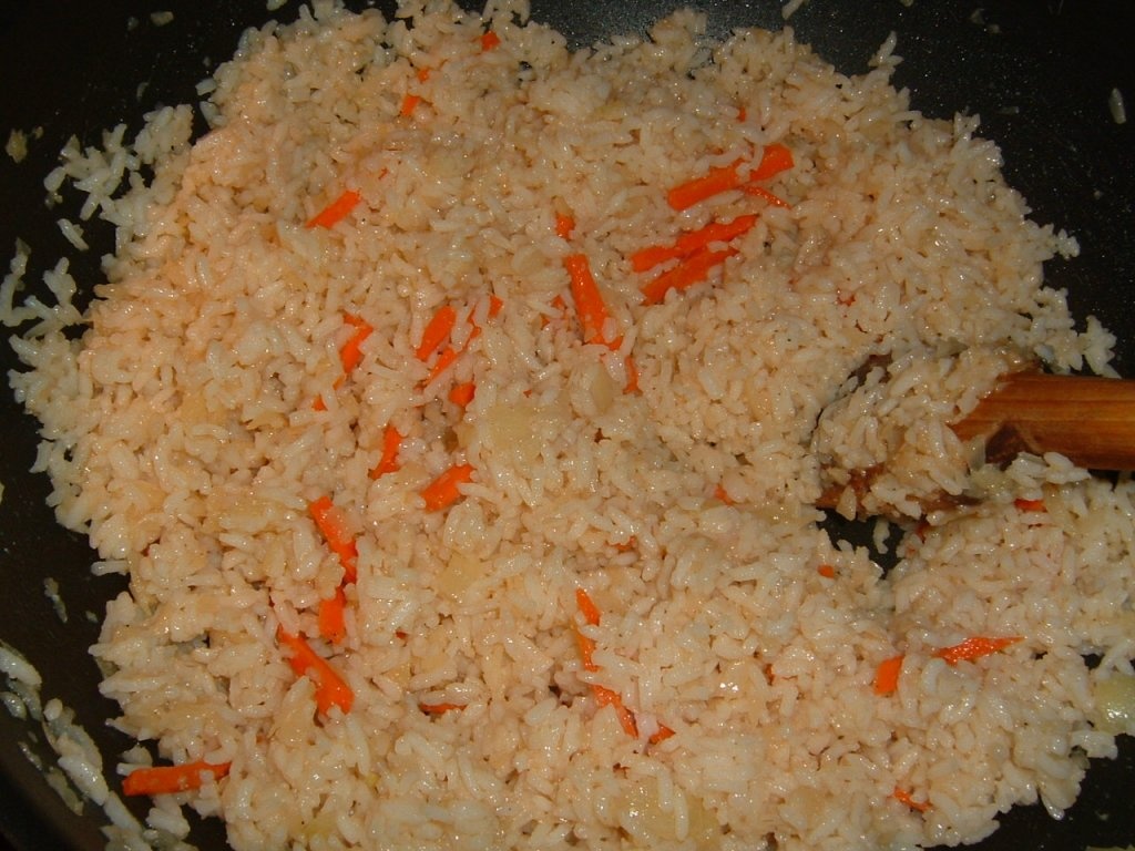 Orez in stil indonezian cu sos de arahide