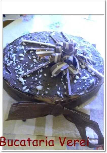 Tort de inghetata cu bezea si 3 creme