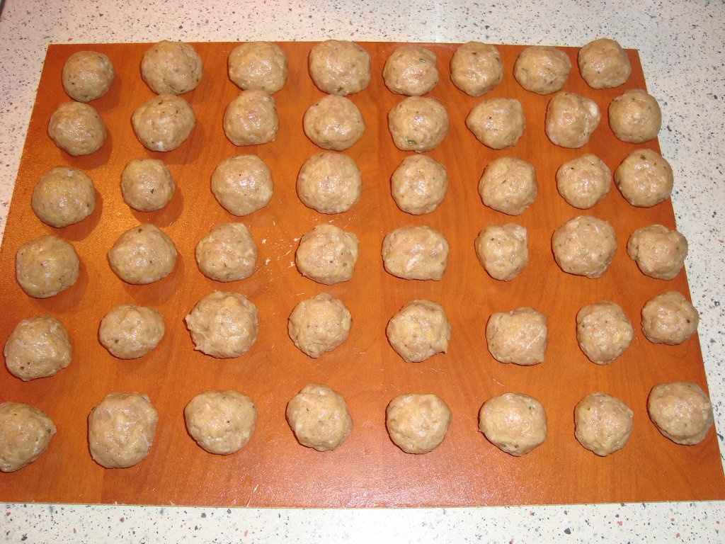 Chiftele cu sos de rosii