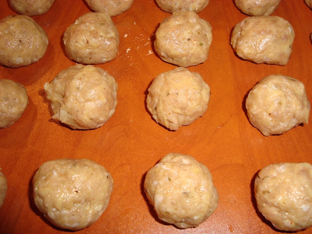 Chiftele cu sos de rosii