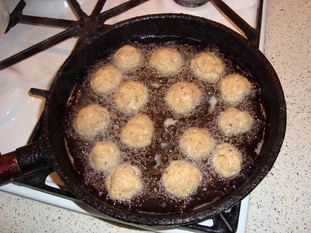 Chiftele cu sos de rosii