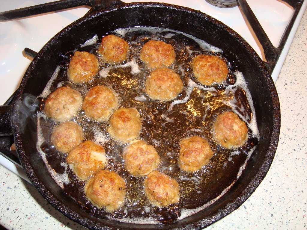 Chiftele cu sos de rosii