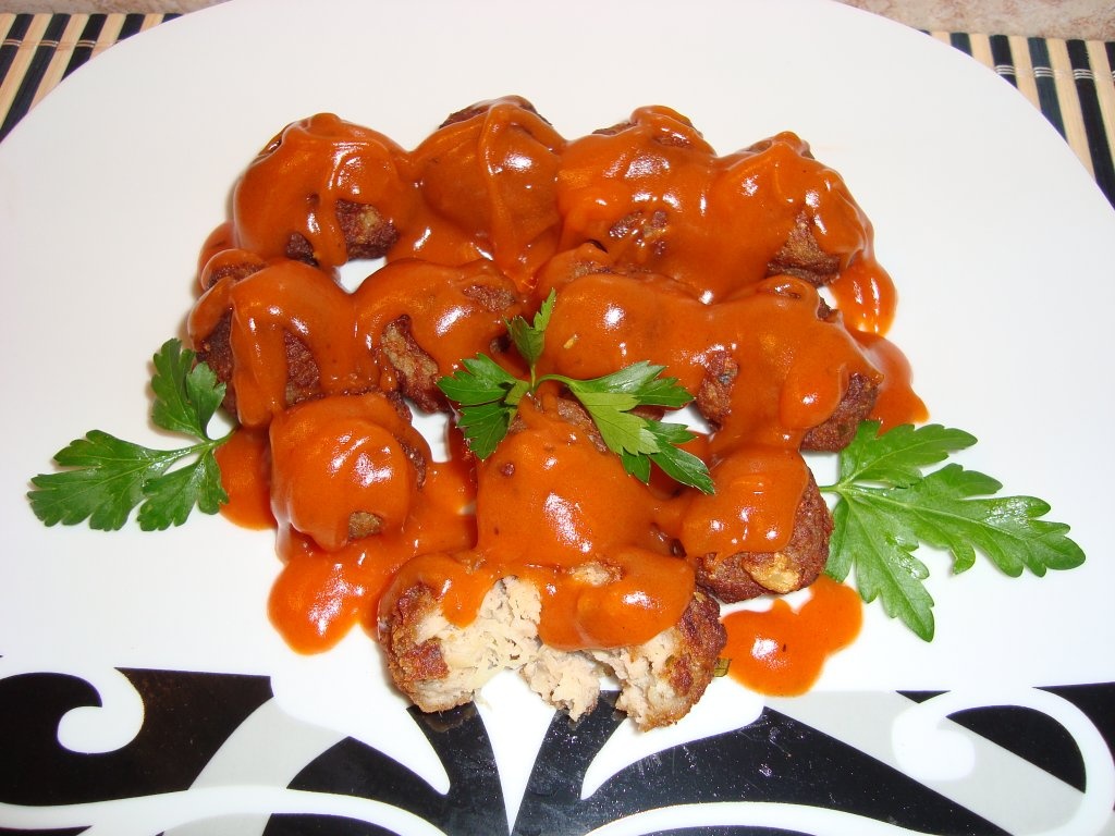 Chiftele cu sos de rosii