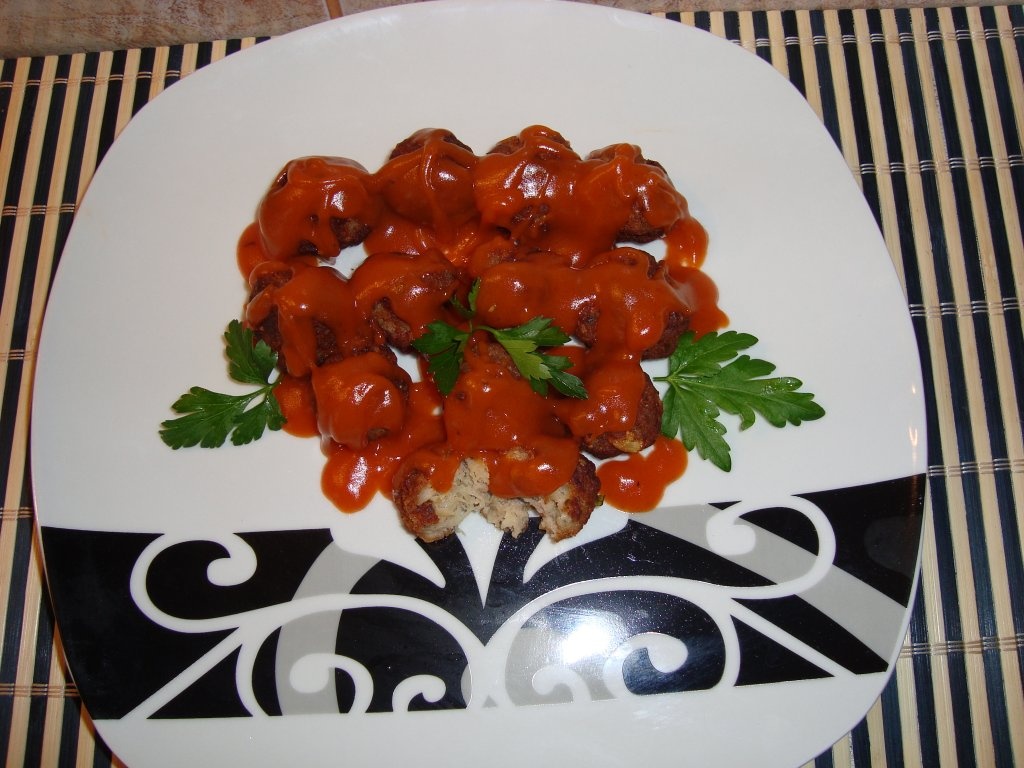 Chiftele cu sos de rosii