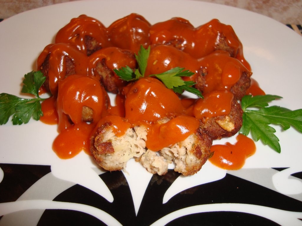 Chiftele cu sos de rosii