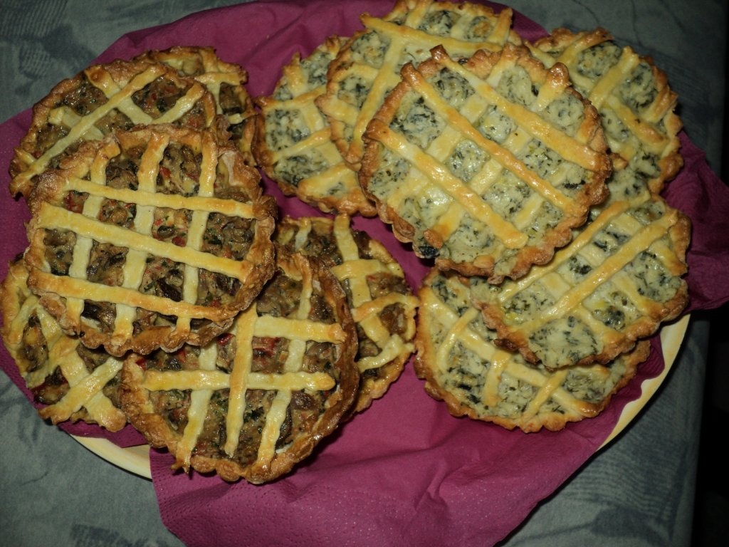 Mini tarte cu branza, pui si ciuperci