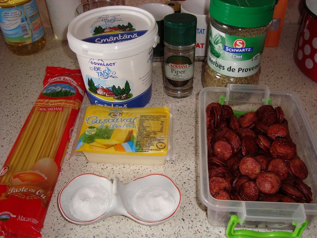 Macaroane cu carnati, smantana si cascaval