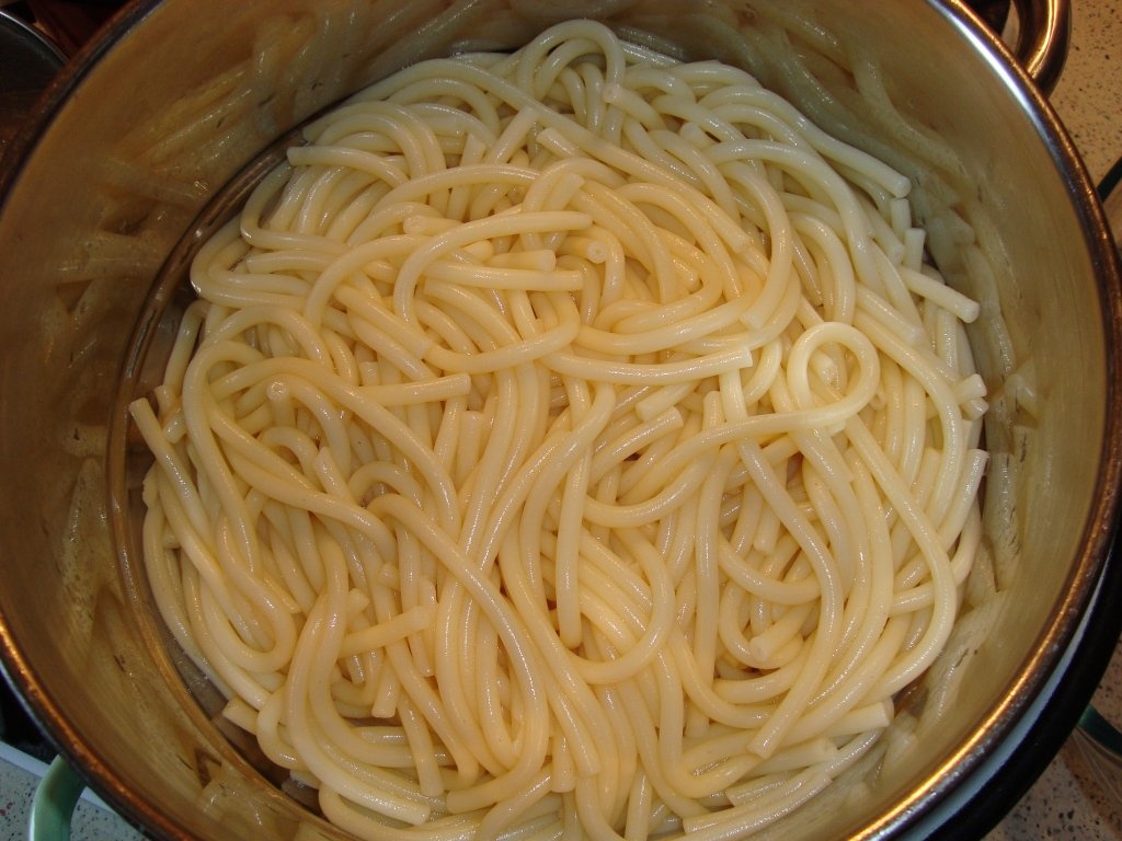 Macaroane cu carnati, smantana si cascaval