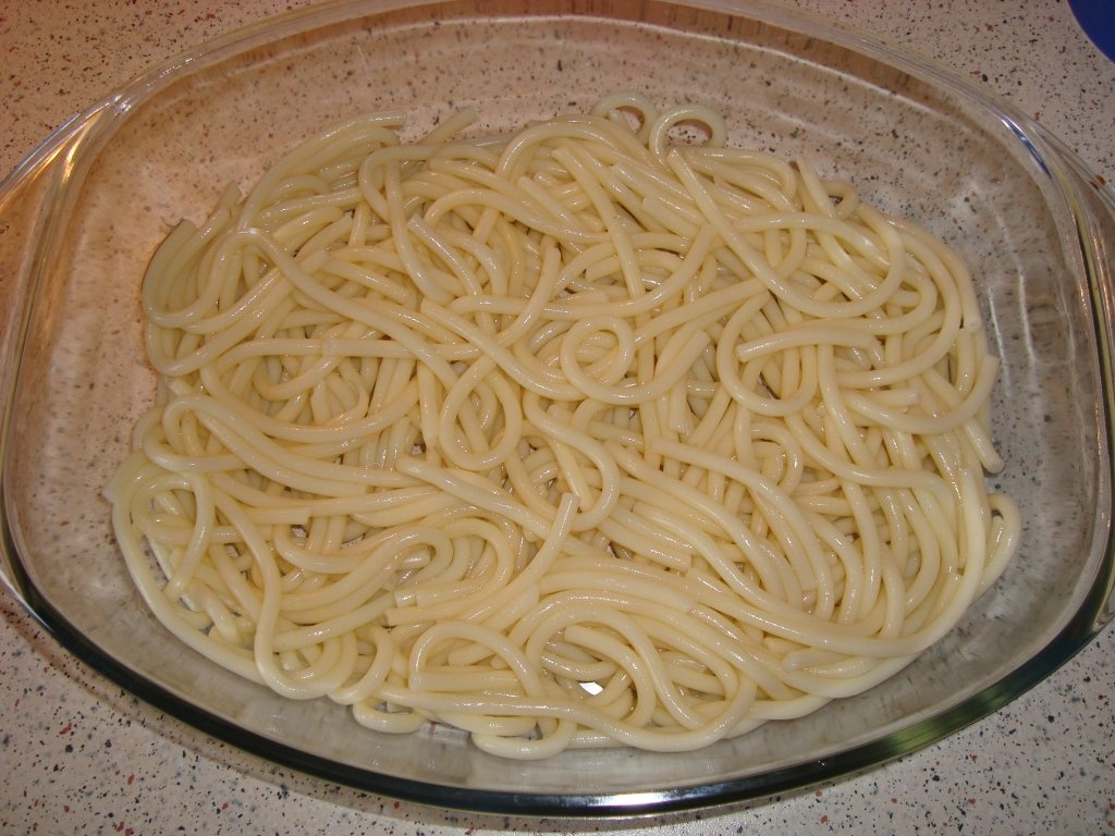 Macaroane cu carnati, smantana si cascaval