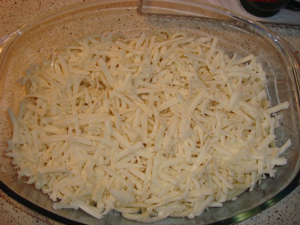 Macaroane cu carnati, smantana si cascaval