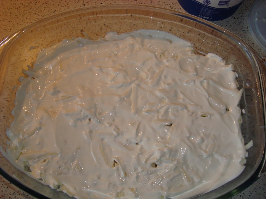 Macaroane cu carnati, smantana si cascaval