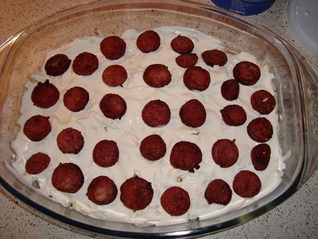 Macaroane cu carnati, smantana si cascaval