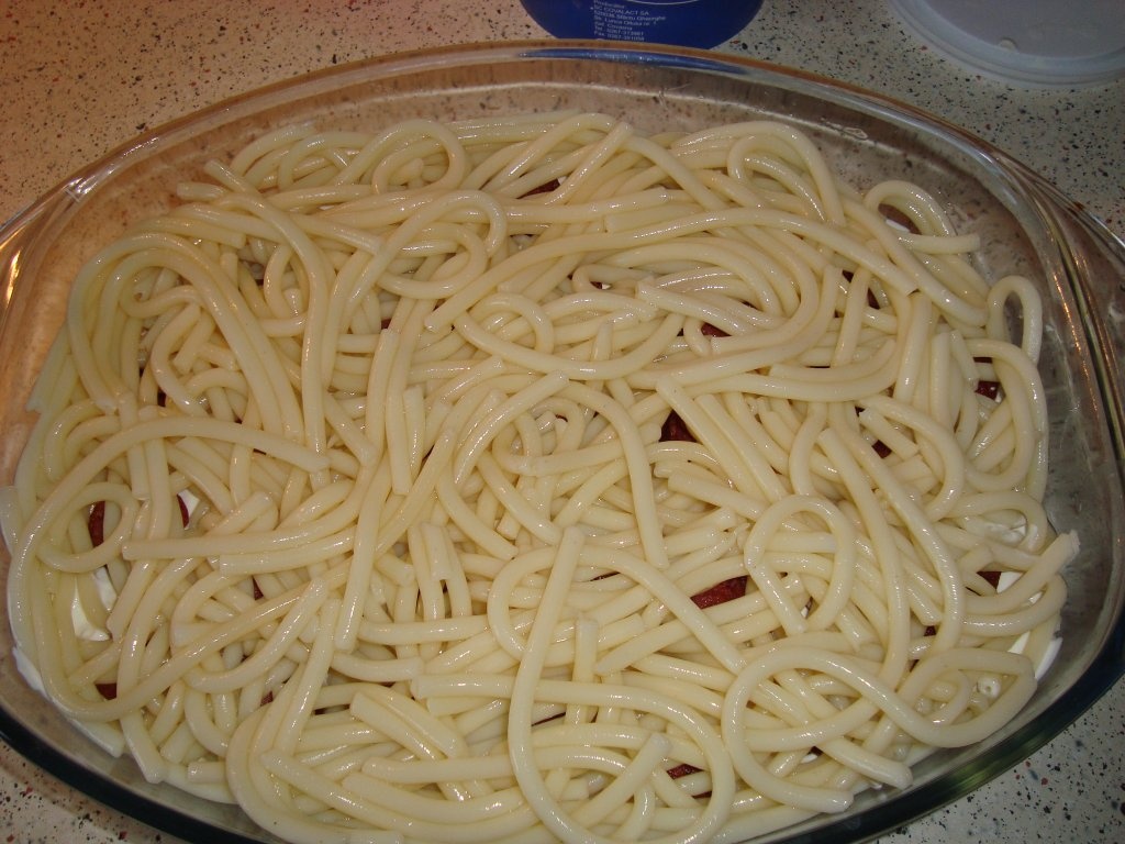 Macaroane cu carnati, smantana si cascaval