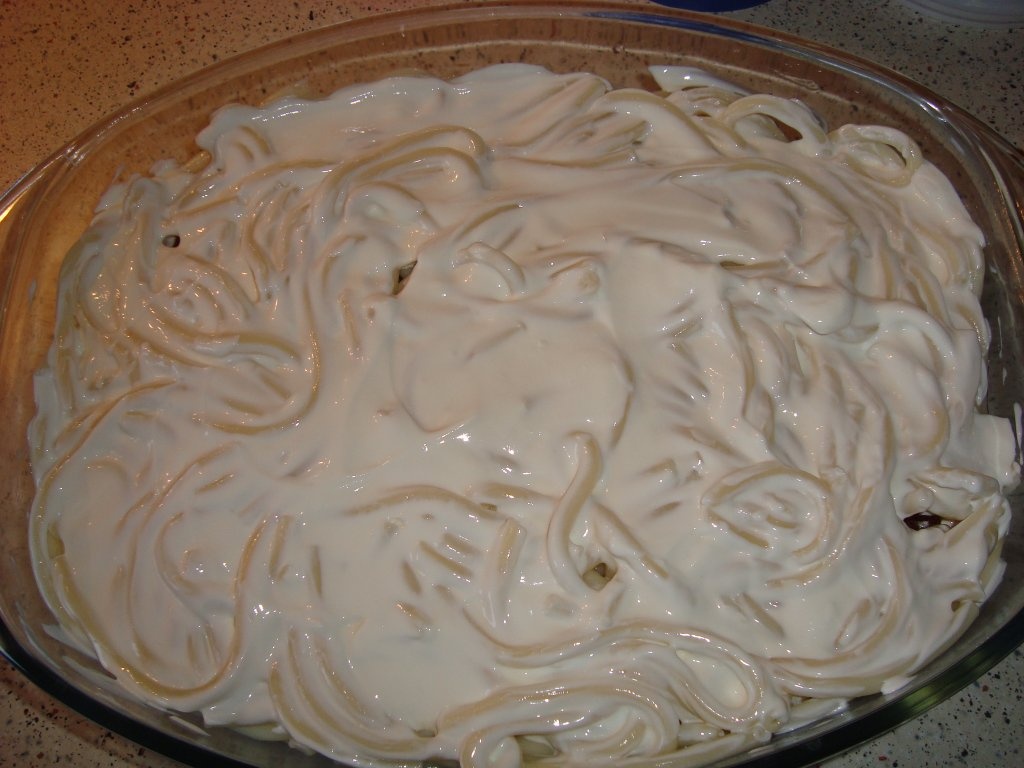 Macaroane cu carnati, smantana si cascaval