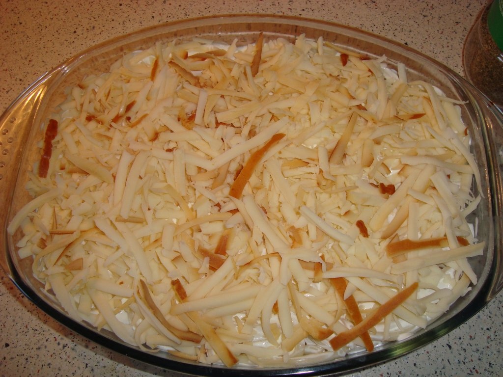 Macaroane cu carnati, smantana si cascaval