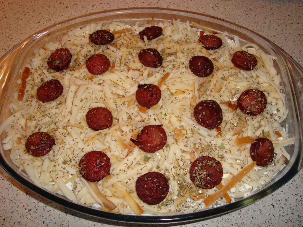 Macaroane cu carnati, smantana si cascaval