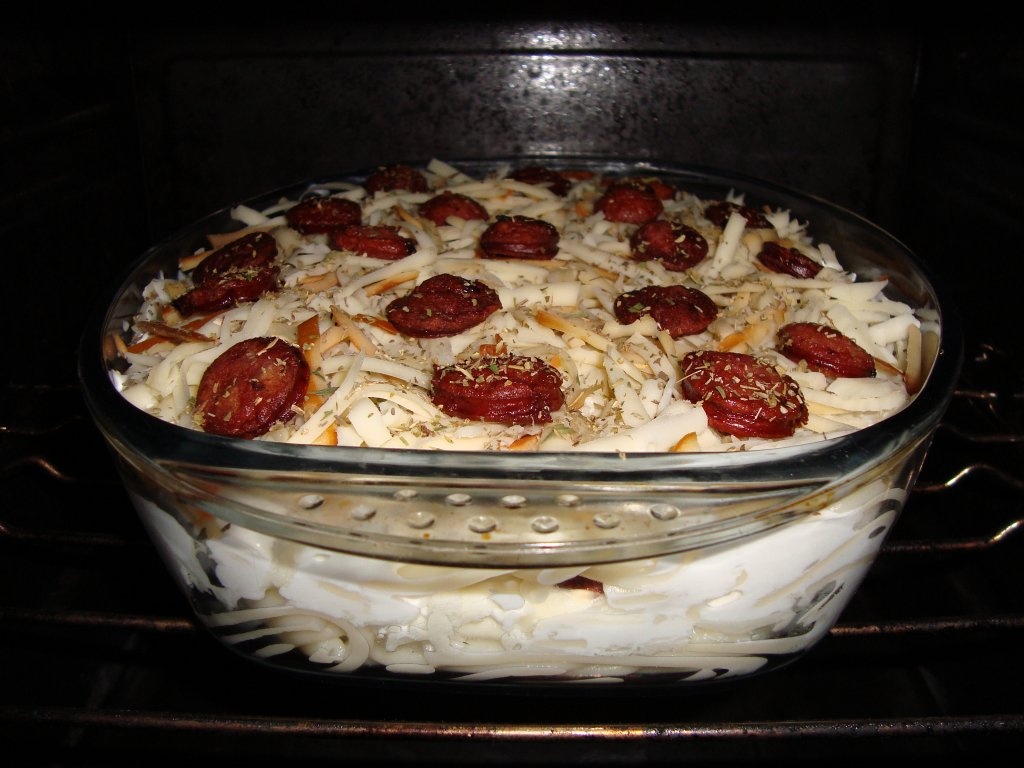 Macaroane cu carnati, smantana si cascaval