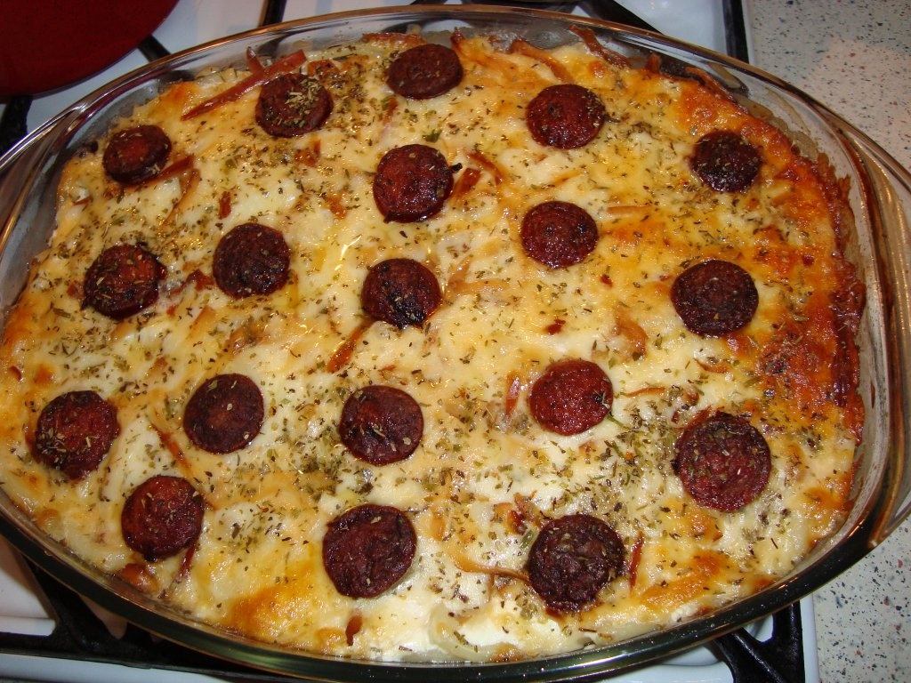 Macaroane cu carnati, smantana si cascaval