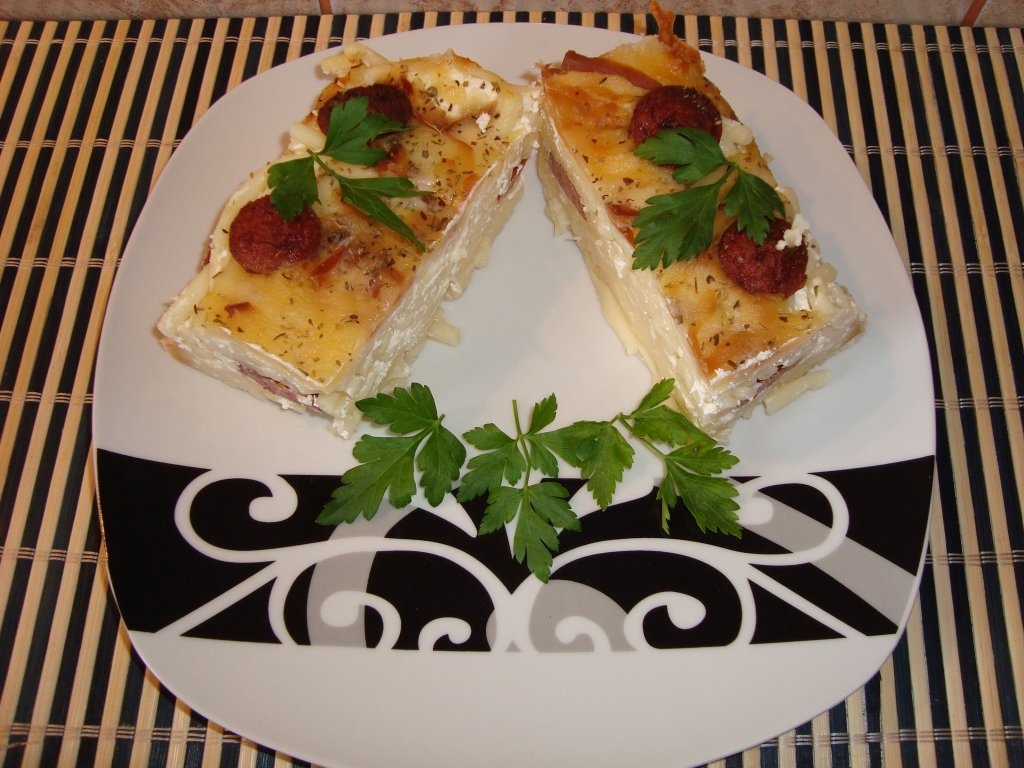 Macaroane cu carnati, smantana si cascaval