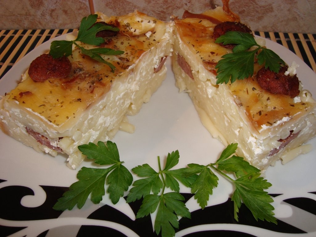 Macaroane cu carnati, smantana si cascaval