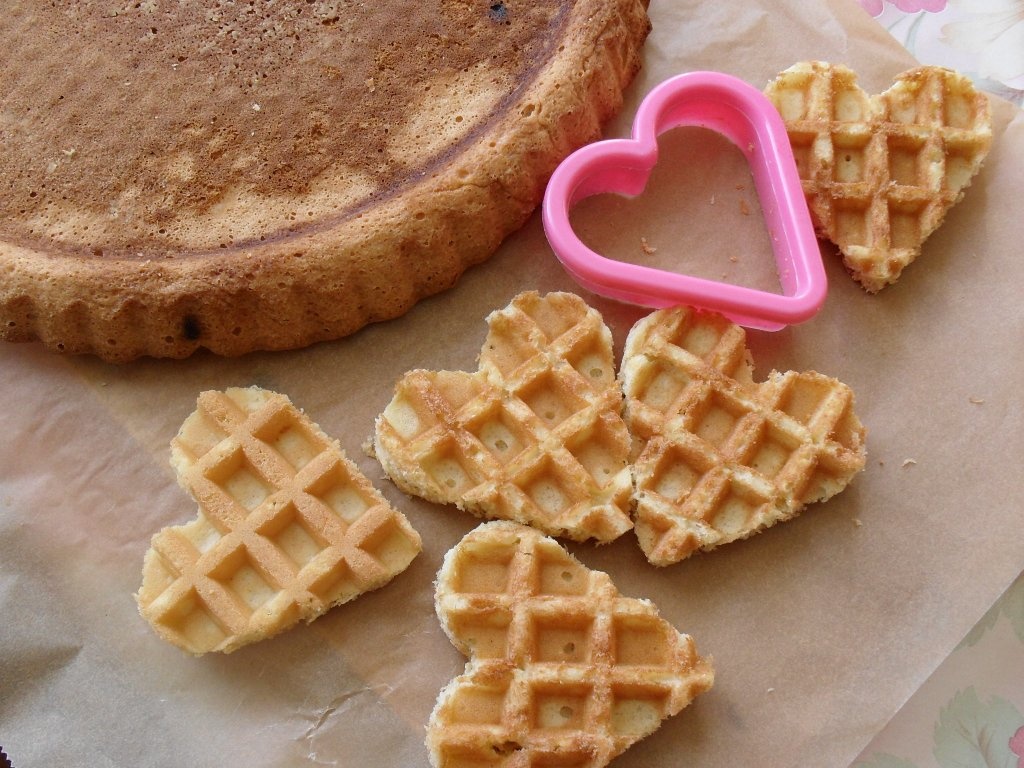 Tort cu inimioare glazurate cu ciocolata