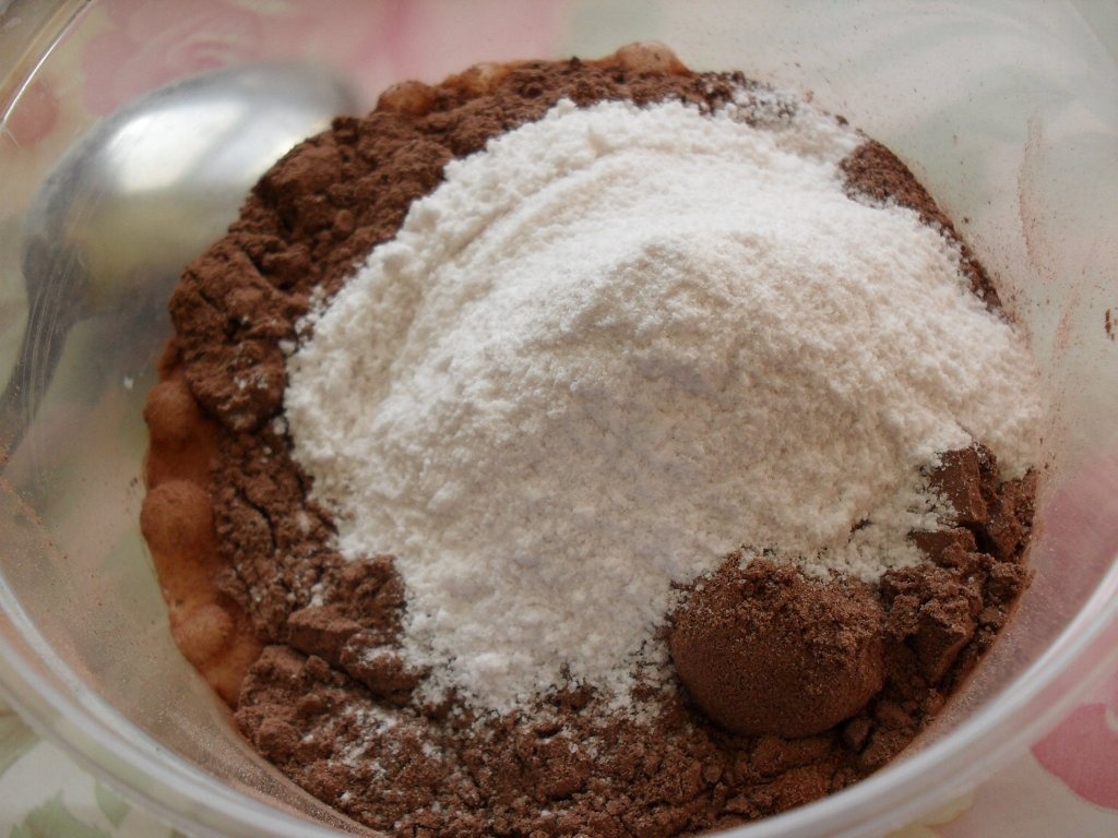 Tort cu inimioare glazurate cu ciocolata