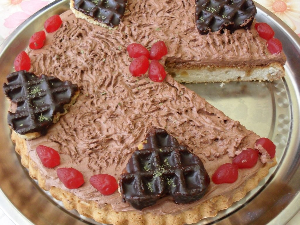 Tort cu inimioare glazurate cu ciocolata