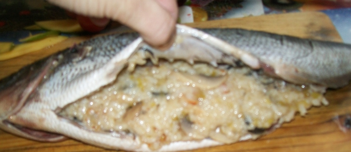 Dorada umpluta pe pat de legume