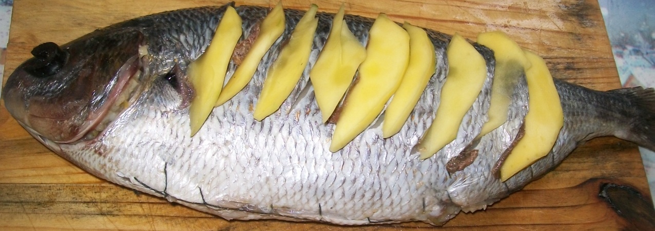 Dorada umpluta pe pat de legume