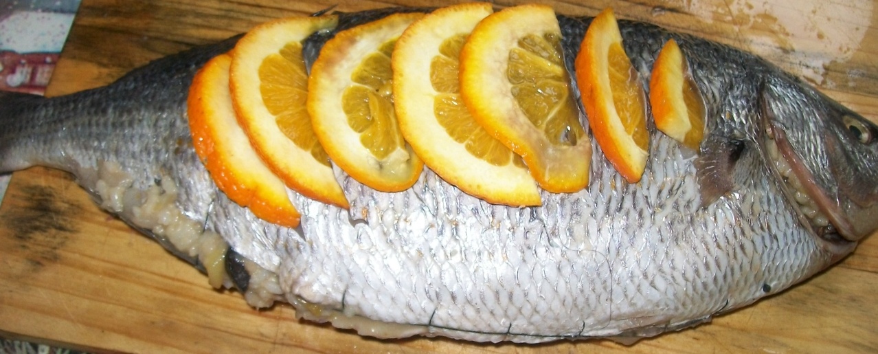 Dorada umpluta pe pat de legume