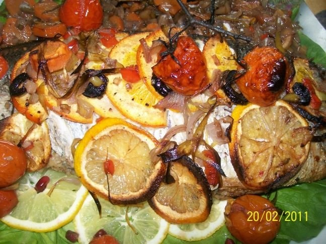 Dorada umpluta pe pat de legume