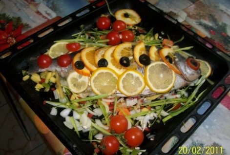 Dorada umpluta pe pat de legume