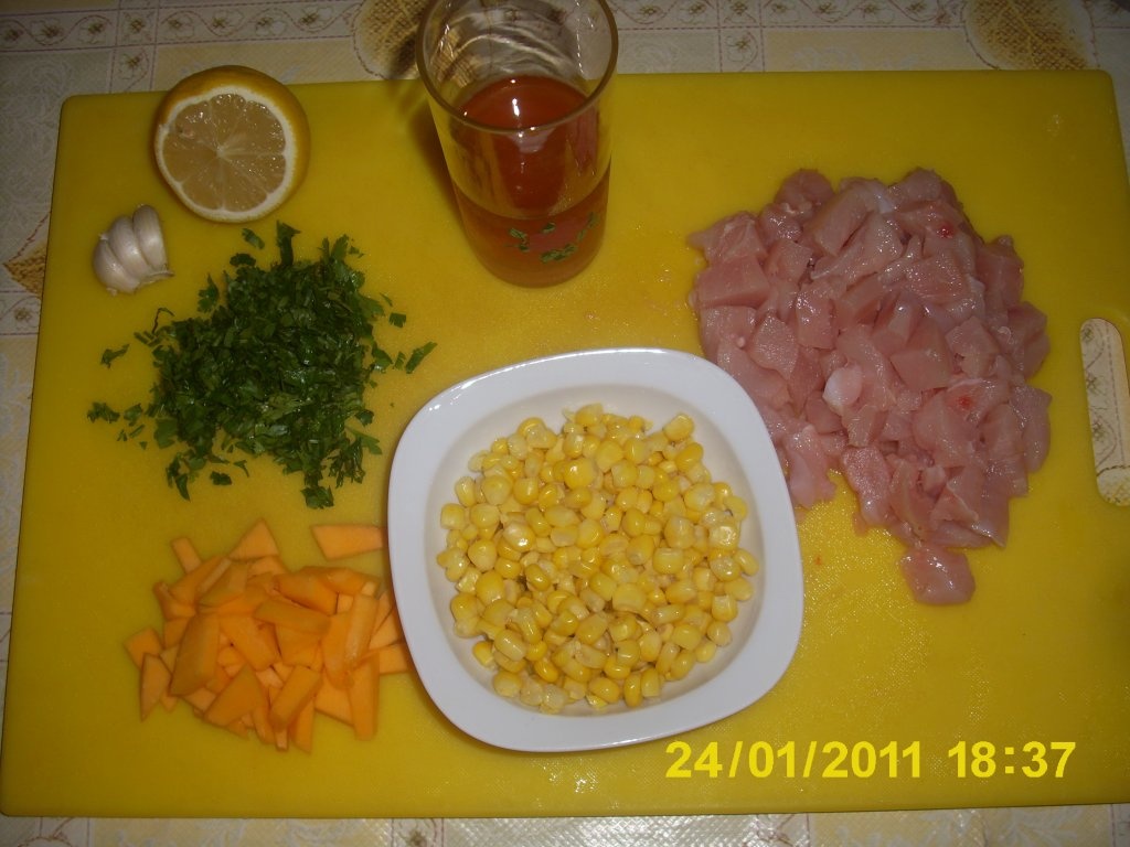 Salata de orez cu pui, ardei si porumb