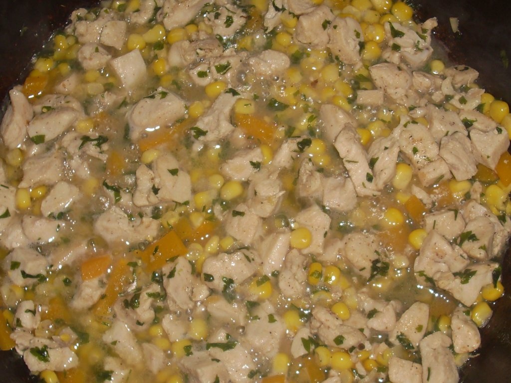 Salata de orez cu pui, ardei si porumb